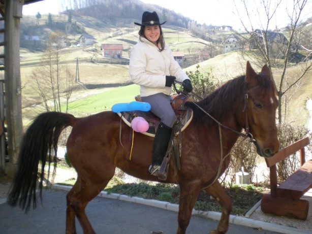 Jaz na Luci okrašeni z baloni, ker je njen gospodar praznoval in smo želeli da bi padu dol