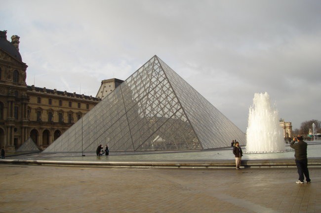 Piramida znotraj muzeja (zgrajena v osemdesetih letih prejšnjega stoletja).