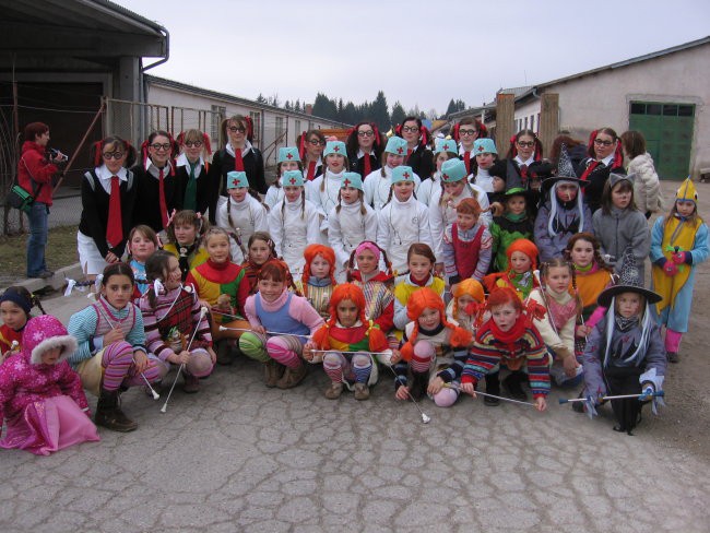 Ribniške in Sodraške mažorete v pustni preobleki na Ugarju