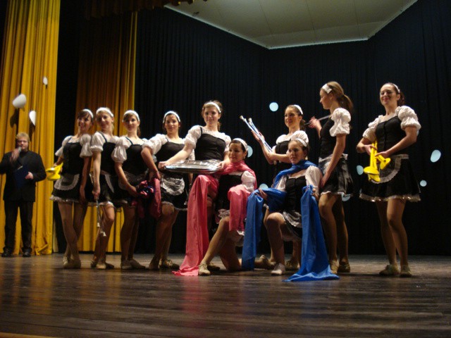 1. skupina po nastopu plesne točke KUHARICE - bronaste zmagovalke na 11. EPM 07