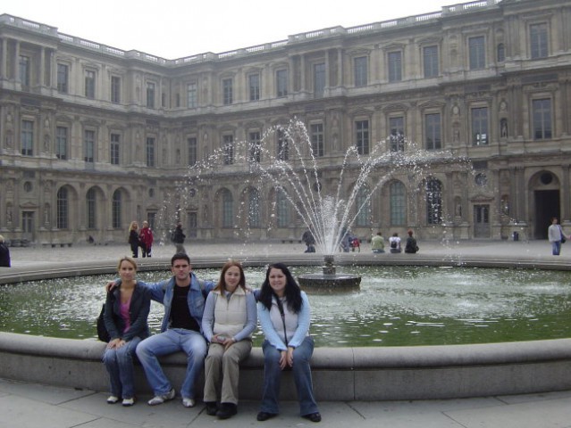 ...pred znamenitim muzejem Louvre...