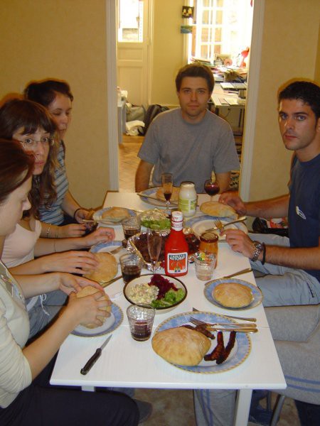 ...sledila je gobova juha in na koncu se klobasice, cevapi in domace lepinje, mmmmm; na ko