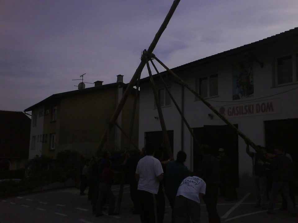 Postavljanje mlaja - 2009 - foto povečava