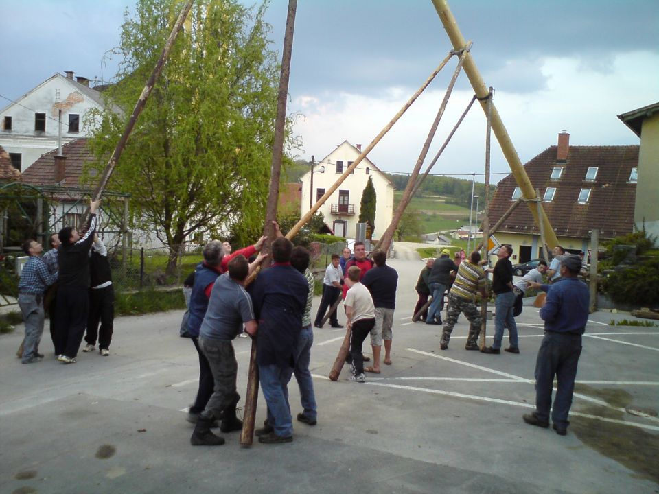 Postavljanje mlaja 2010 - foto povečava