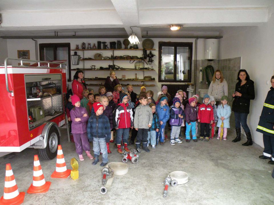 Obisk Vrtca Ponikva v gasilskem domu - foto povečava