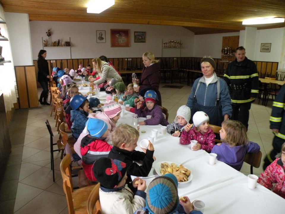 Obisk Vrtca Ponikva v gasilskem domu - foto povečava