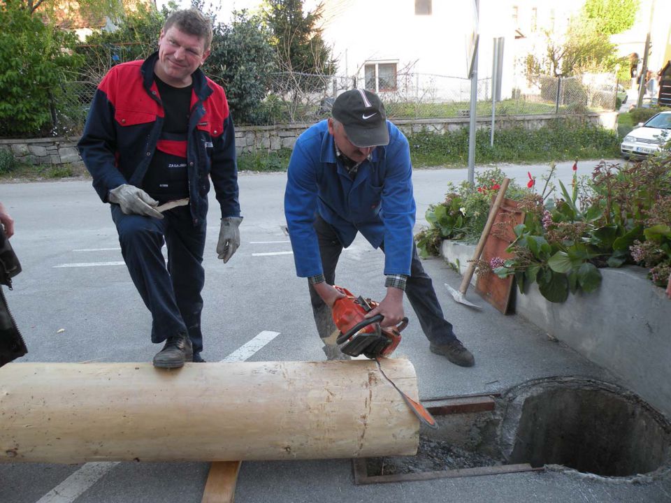 Postavljanje mlaja na Ponikvi 2012 - foto povečava