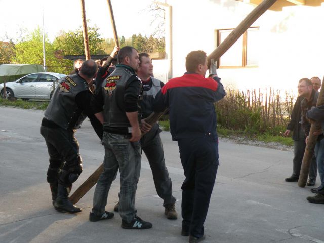 Postavljanje mlaja na Ponikvi 2012 - foto