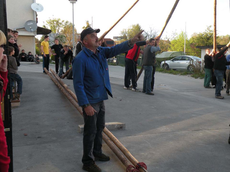 Postavljanje mlaja na Ponikvi 2012 - foto povečava