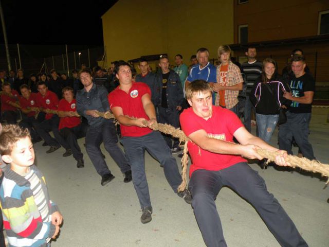 Nočno gasilsko tekmovanje in vlečenje vrvi - foto