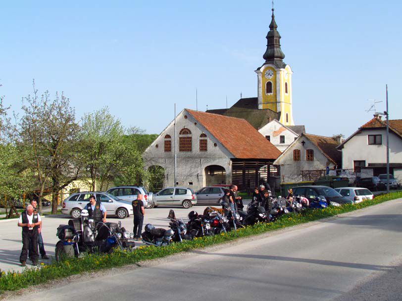 Postavljanje mlaja na Ponikvi - 26.4.2013 - foto povečava