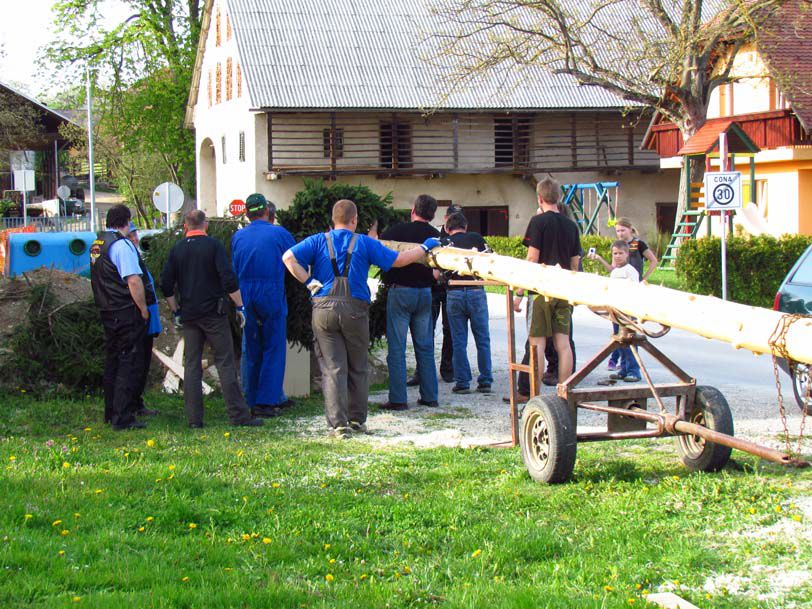 Postavljanje mlaja na Ponikvi - 26.4.2013 - foto povečava