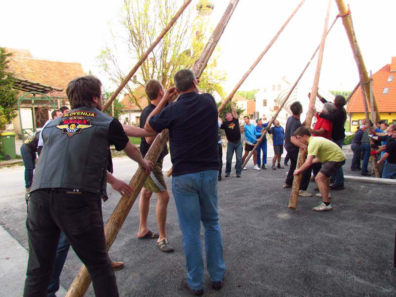 Postavljanje mlaja na Ponikvi - 26.4.2013 - foto povečava