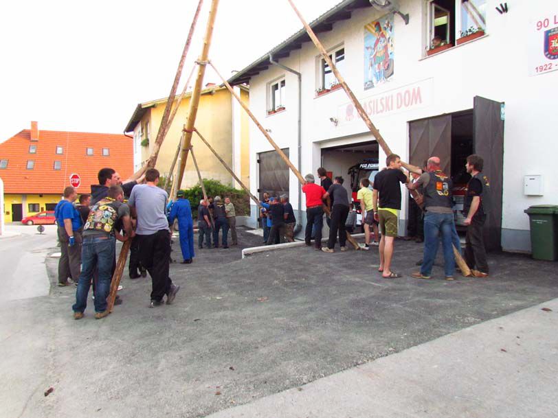 Postavljanje mlaja na Ponikvi - 26.4.2013 - foto povečava