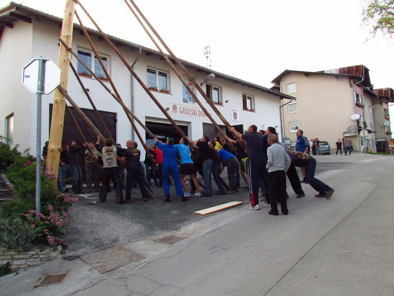 Postavljanje mlaja na Ponikvi - 26.4.2013 - foto povečava