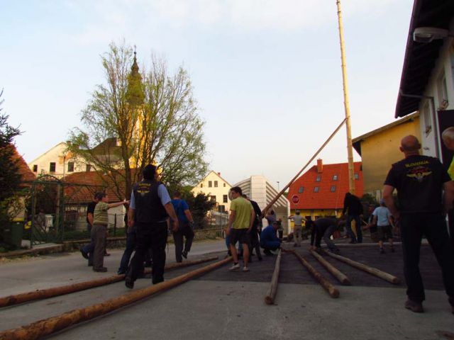 Postavljanje mlaja na Ponikvi - 26.4.2013 - foto