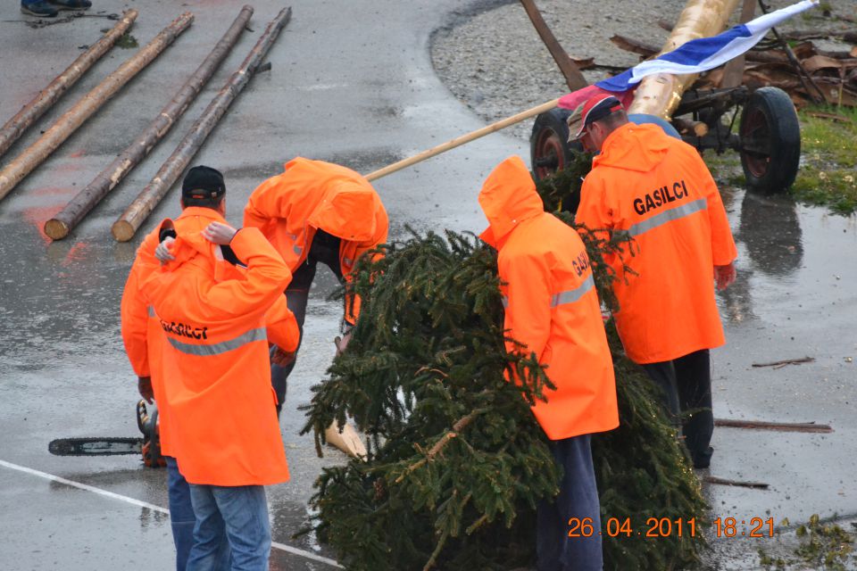 Postavljanje mlaja v Dolgi Gori - foto povečava