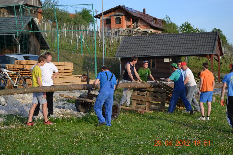 Postavljanje mlaja 2012 - foto povečava