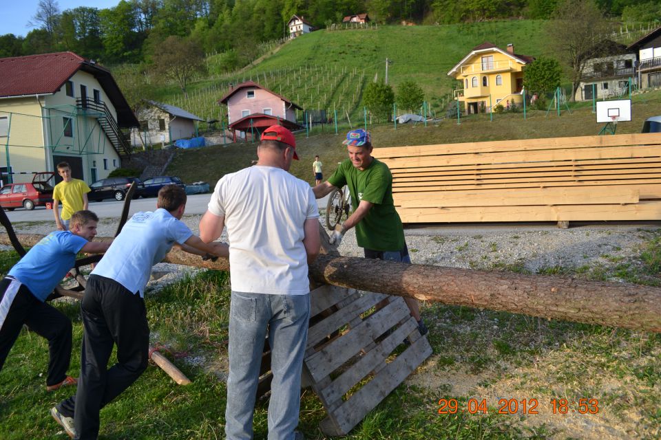 Postavljanje mlaja 2012 - foto povečava