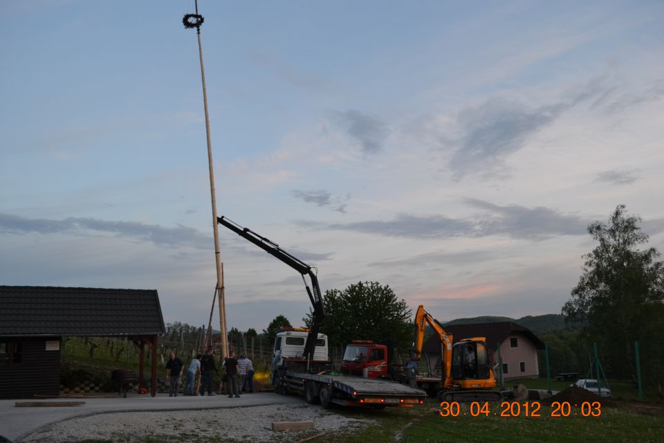 Postavljanje mlaja 2012 - foto povečava