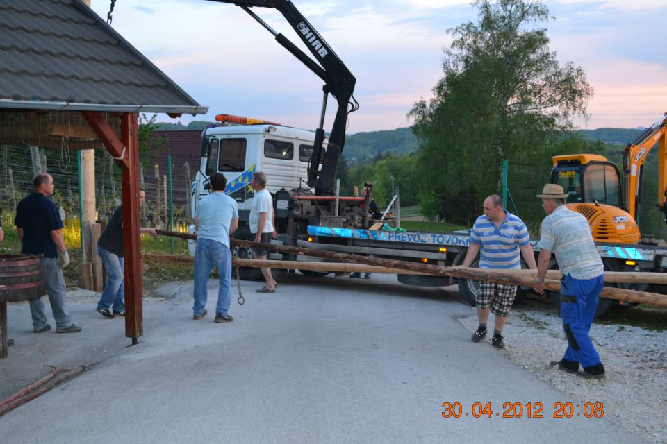 Postavljanje mlaja 2012 - foto povečava