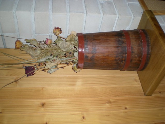 Na skendnju najdena stara pina (po kostelsko žlajkar) 
Danes pa vaza za suho cvetje