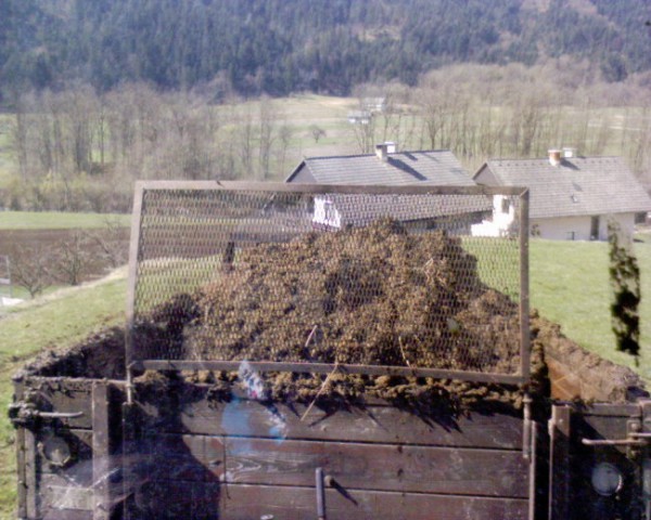Gnojenje travnikov - foto