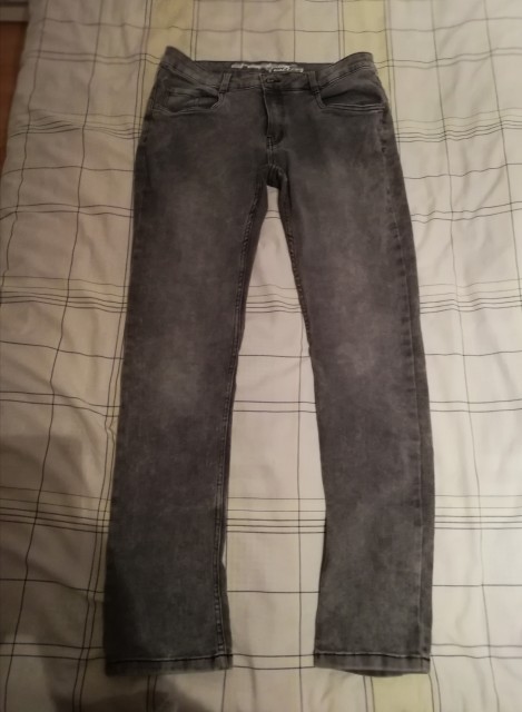 Mehke, raztegljive, zelo udobne jeans hlače 176, 10€ REZ