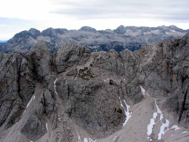 Do koder seže pogled sami hribi in stene