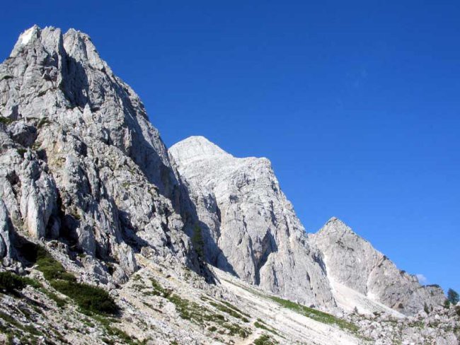 Mala Mojstrovka in dostop do raza po tistem snežišču na desni.