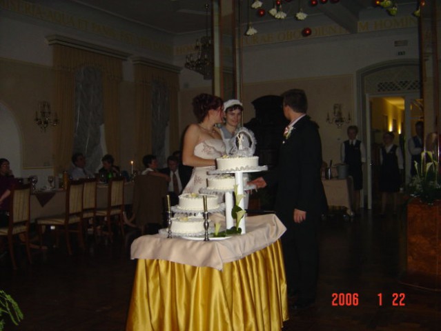 Ob polnoči je prispela poročna torta
