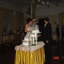 Ob polnoči je prispela poročna torta