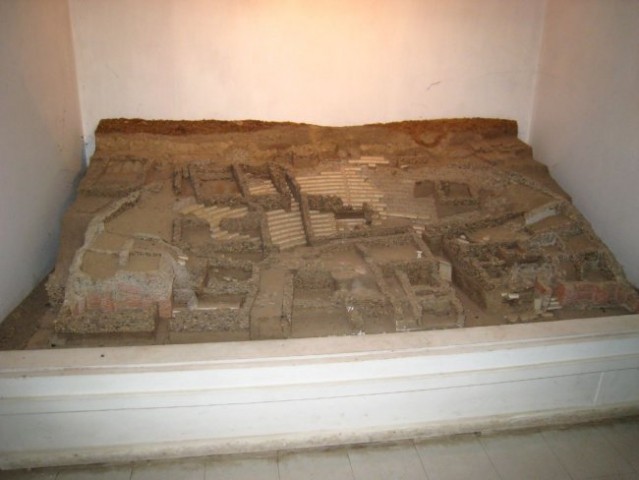 Ker so pri izkopavanju in prenovi amfiteatra arheologi morali porušiti zidove rimske nasel