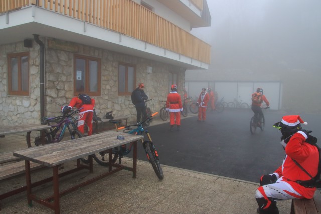 2021_12_25 Lisca - kolesarski spust božičkov - foto
