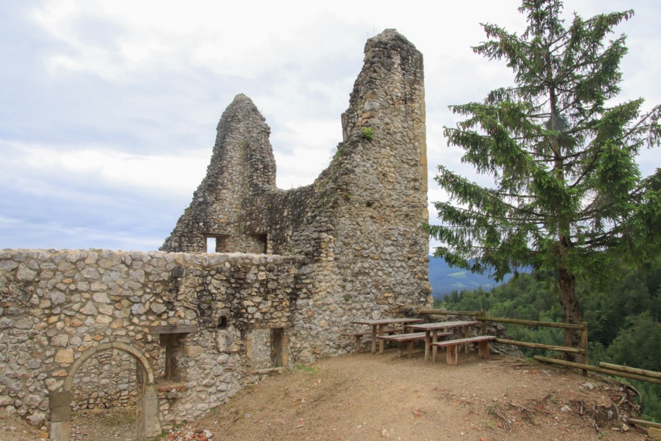 2022_06_08 grad Žovnek - foto povečava