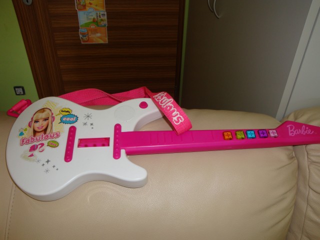 Barbie kitara - 6€