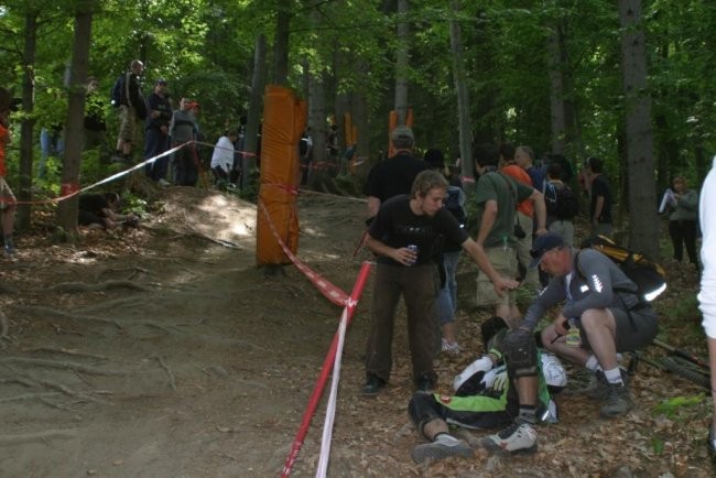 Odklanja kakršne koli premike