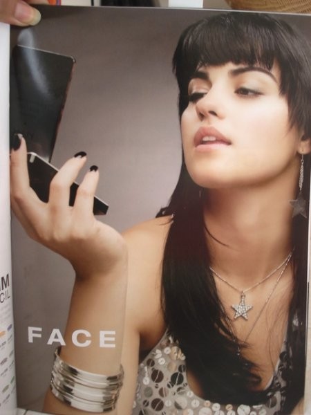 Reklama za  kozmetično družbo NYX Cosmetics - foto