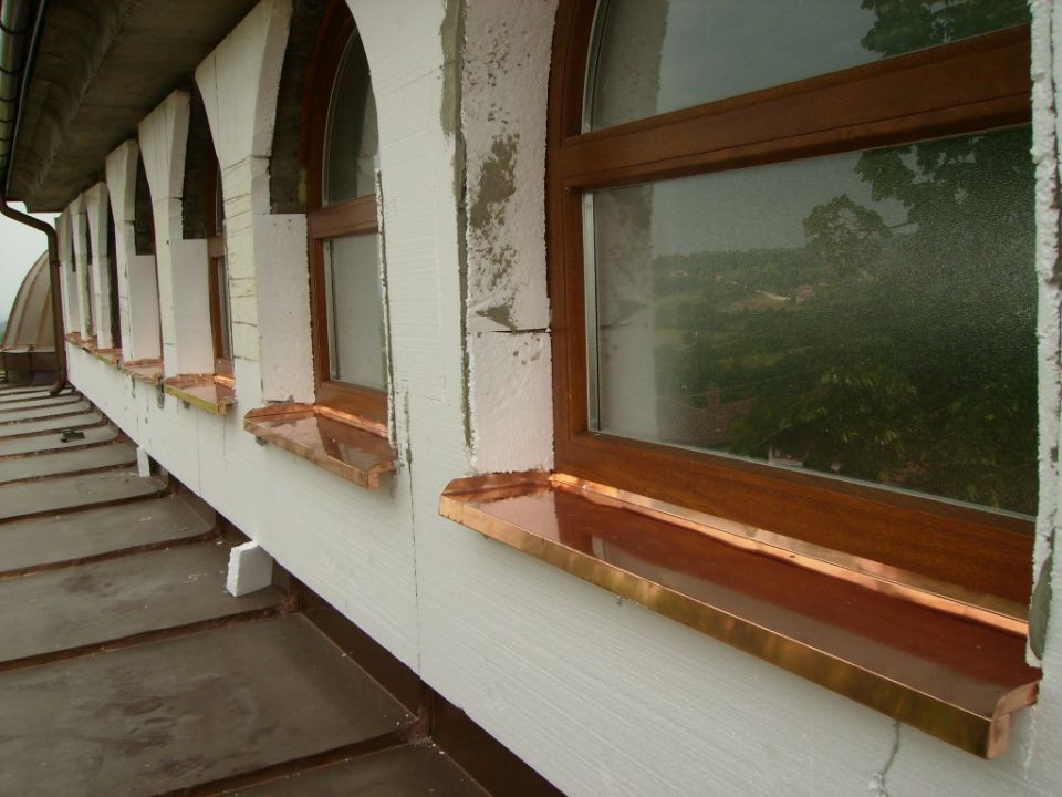 Postavljene klupice na male prozore - foto povečava