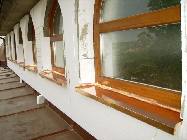 Postavljene klupice na male prozore - foto