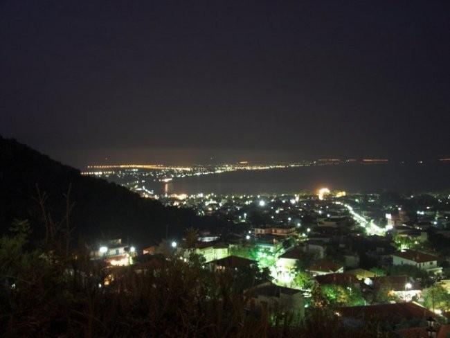 Pogled noću na zaliv (duga ekspozicija)