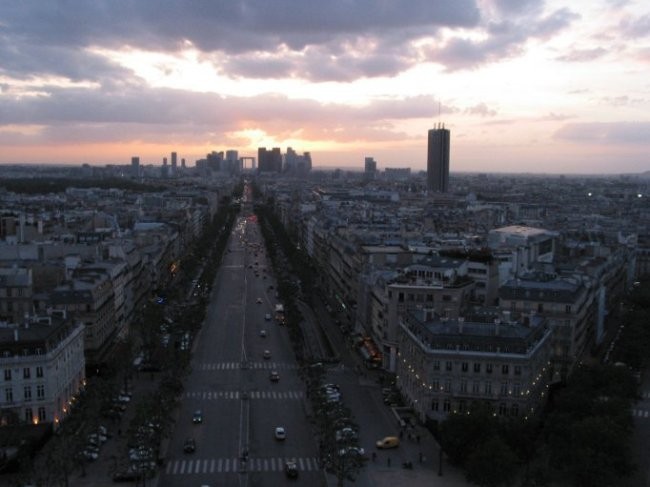 Paris: Arc De Triumpfe - pogled na jednu od avenija