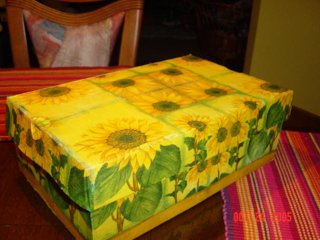 Moja prva kartonska škatla. Pobarvana z rumeno zidno barvo, servetek prilepljen z lesolom.