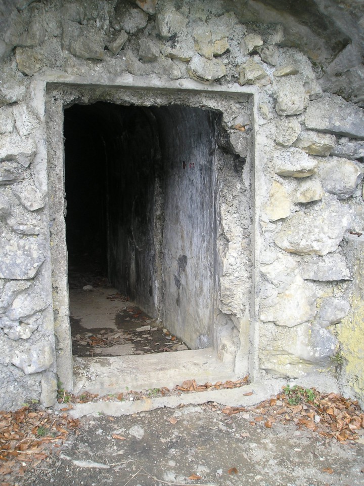 Vhod v umetno podzemlje,zgradila ga je italijanska vojska, ki je čuvala svoje pridobljene 