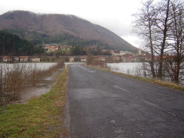 Poplavljeno planinsko polje in planisnka jama - foto