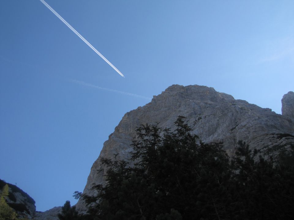 Pogačnikov dom na Kriških podih 25.9. 2011 - foto povečava