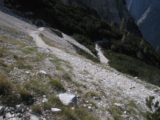 Pogačnikov dom na Kriških podih 25.9. 2011 - foto