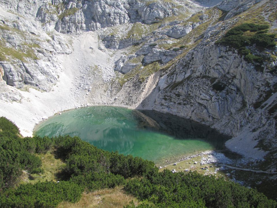 Pogačnikov dom na Kriških podih 25.9. 2011 - foto povečava