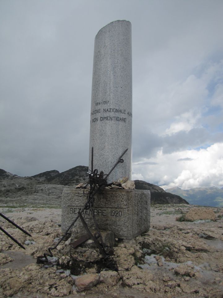 M. Ontigara  (2106 m)  -  M.Chiesa (2061m) - foto povečava