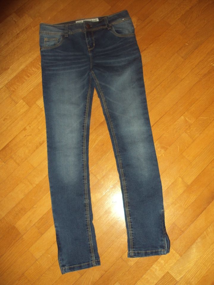 št.146 elastične jeans legice- 5€